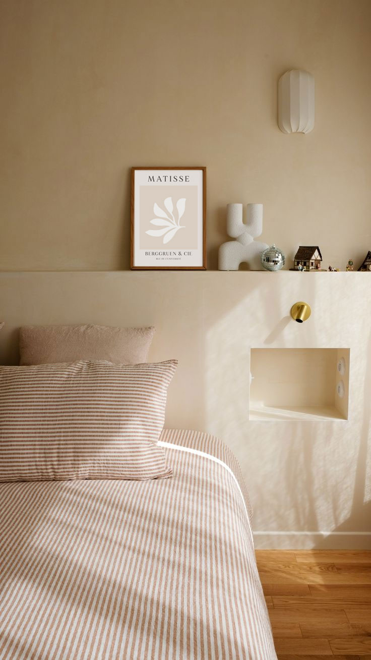 Lire la suite à propos de l’article Déco chambre : 10 idées pour sublimer votre tête de lit avec des affiches et cartes